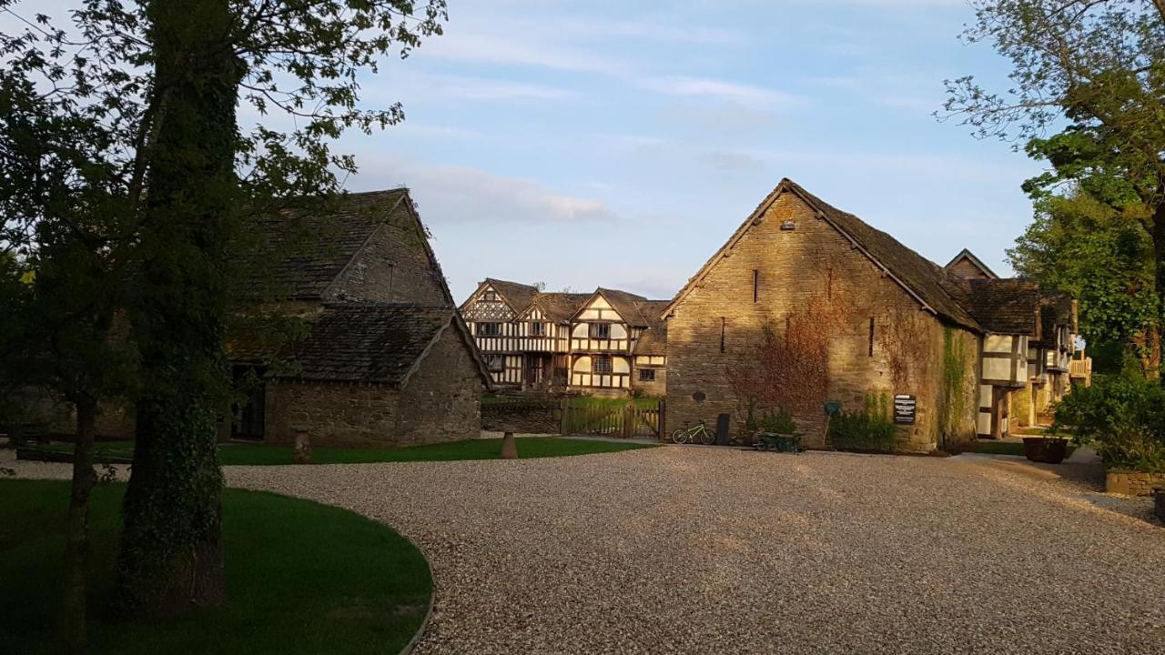 Villa The Threshing Barn At Penrhos Court Kington  Exterior foto